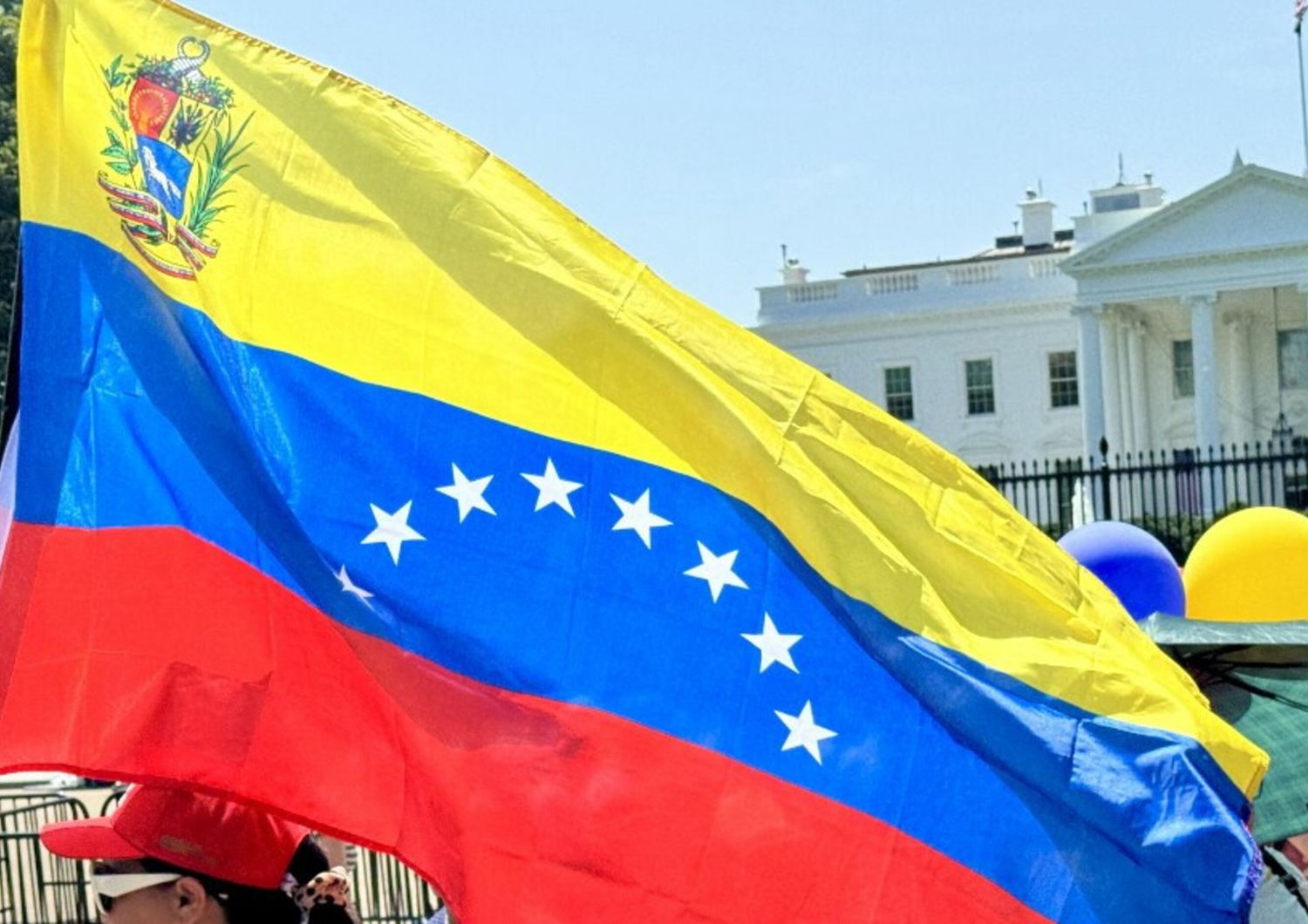 Manifestanti protestano contro il presidente Nicolas Maduro davanti alla Casa Bianca a Washington, DC, il 3 agosto 2024