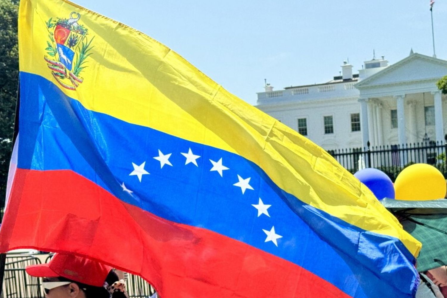 Manifestanti protestano contro il presidente Nicolas Maduro davanti alla Casa Bianca a Washington, DC, il 3 agosto 2024
