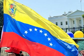 Manifestanti protestano contro il presidente Nicolas Maduro davanti alla Casa Bianca a Washington, DC, il 3 agosto 2024