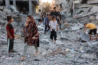 Si contano i danni nel quartiere Sheikh Radwan di Gaza City dopo i bombardamenti israeliani dell'11 agosto 2024