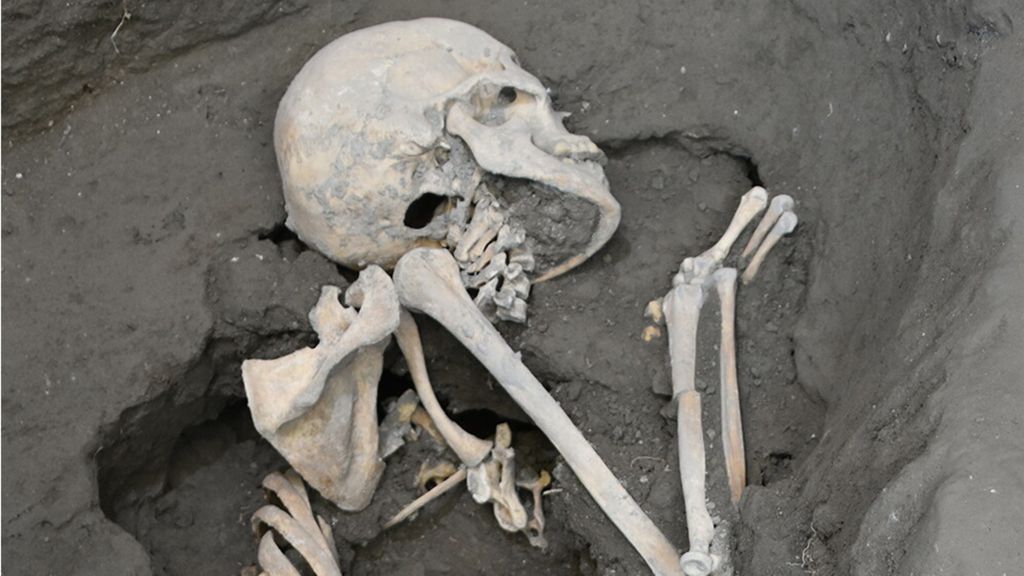 Due scheletri emergono dagli scavi di Pompei: un uomo e una donna con il loro tesoretto da salvare