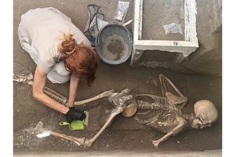 scavi pompei trovati due scheletri uomo e donna che cercavano di salvarsi con loro tesoretto