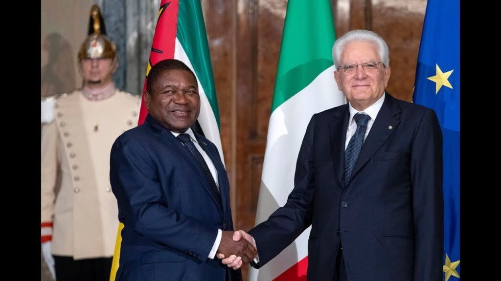 La président italien Sergio Mattarella  lors de sa visite au Mozambique (juillet 2022), poignée de mains avec son homologue , le président Nyusi.