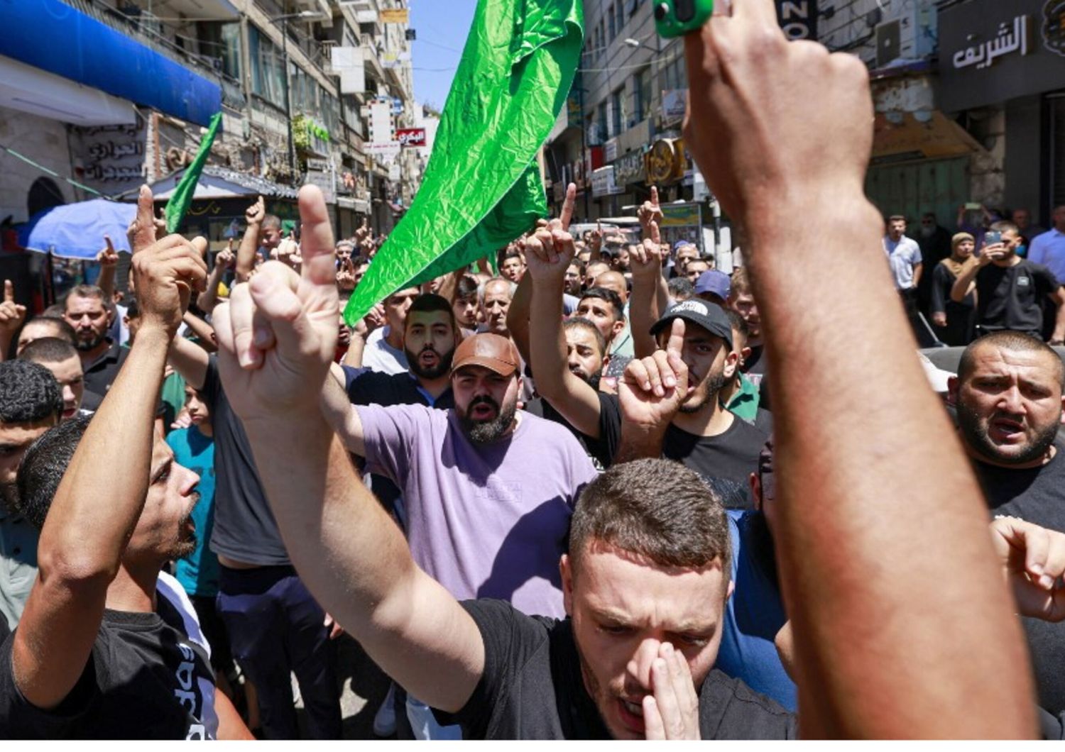 Proteste di palestinesi nella città di Ramallah, in Cisgiordania occupata da Israele, dopo la notizia dell'assassinio di  Ismail Haniyeh , il capo di Hamas, avvenuto nella notte del 31 luglio in Iran