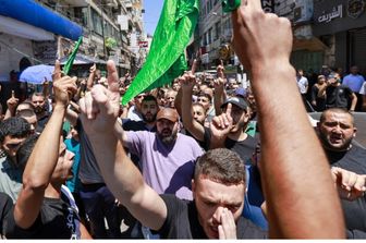 Proteste di palestinesi nella città di Ramallah, in Cisgiordania occupata da Israele, dopo la notizia dell'assassinio di  Ismail Haniyeh , il capo di Hamas, avvenuto nella notte del 31 luglio in Iran