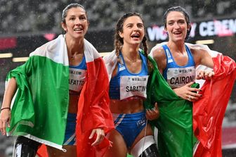 Le tre atlete azzurre vincitrici dei 100 metri di atletica leggera alle Paralimpiadi di Tokyo: Ambra Sabatini, Martina Caironi e Monica Contrafatto