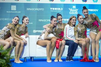 Emanuela Maccarani con Farfalle durante la Coppa del Mondo a Milano nel luglio del 2023