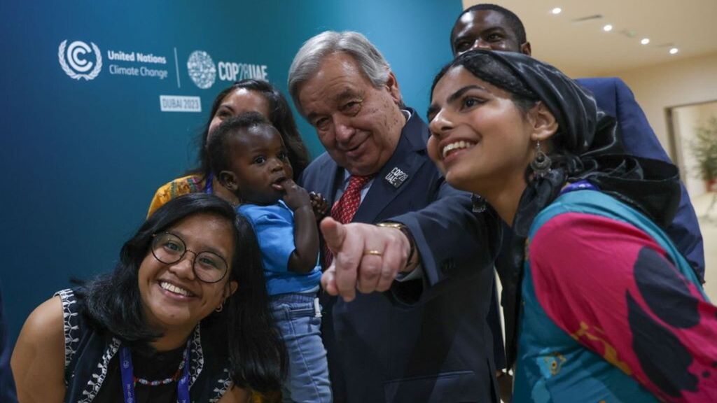 Le Secrétaire général des Nations Unies, Antonio Guterres, appelle à une réforme urgente du Conseil de sécurité pour faire entendre la voix de l'Afrique. Ici avec des jeunes activistes  pour le climat .