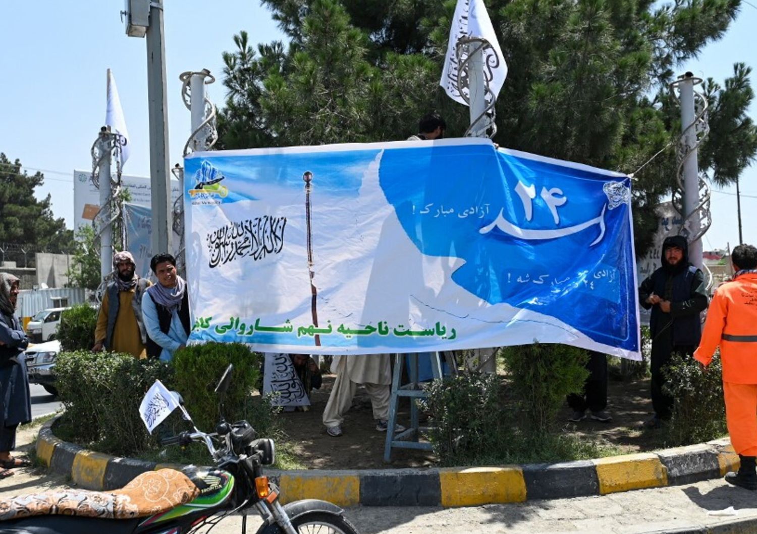 Striscioni in una piazza di Kabul alla vigilia del terzo anniversario della presa di potere dei Talebani in Afghanistan