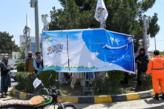 Striscioni in una piazza di Kabul alla vigilia del terzo anniversario della presa di potere dei Talebani in Afghanistan