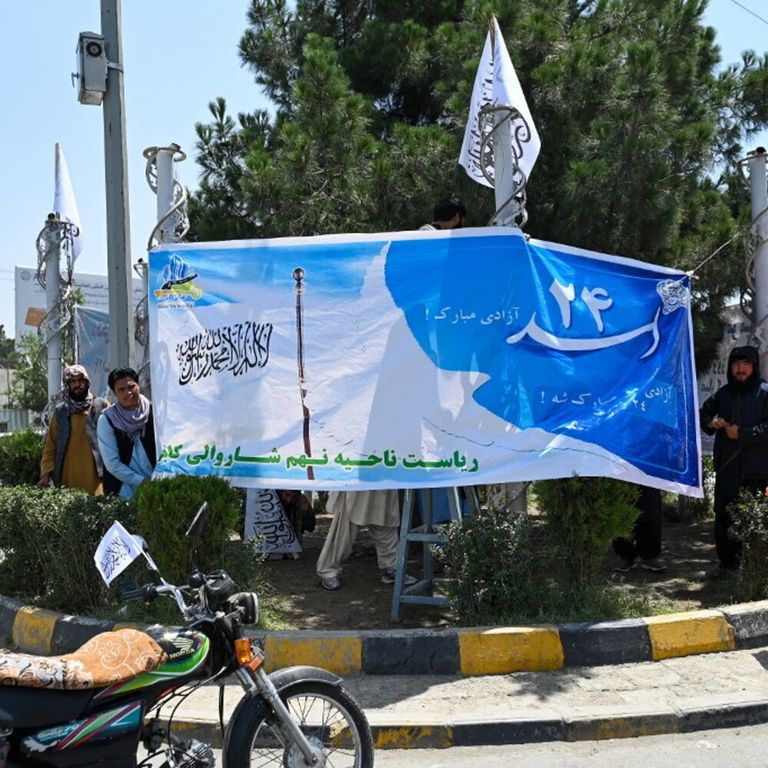 Striscioni in una piazza di Kabul alla vigilia del terzo anniversario della presa di potere dei Talebani in Afghanistan