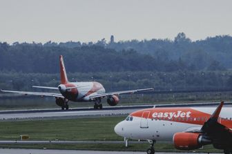 trasporto sciopero easyjet in portogallo centinaia voli cancellati