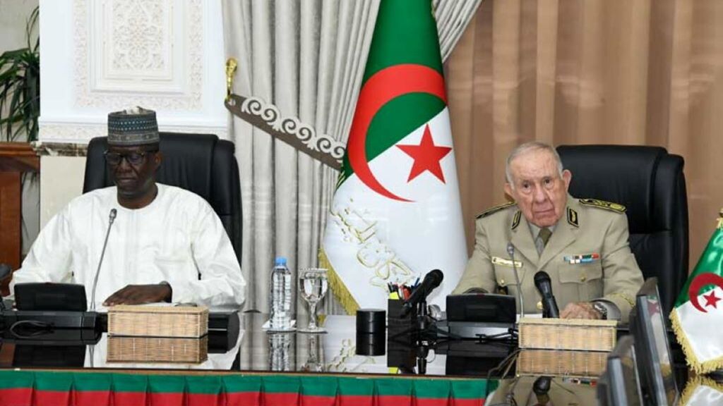 Le ministre de la Défense nigérien, Salifou Modi, et le chef d’état-major de l’armée algérienne, Saïd Chanegriha