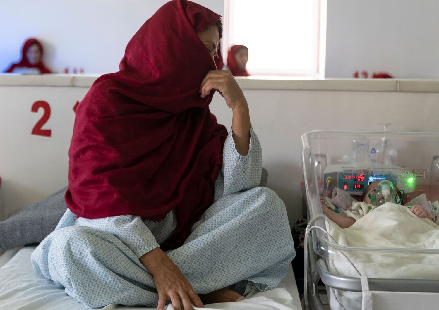 Una donna e il suo neonato in un ospedale di Emergency in Afghanistan