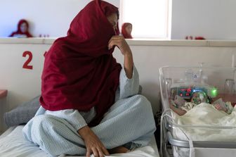 Una donna e il suo neonato in un ospedale di Emergency in Afghanistan