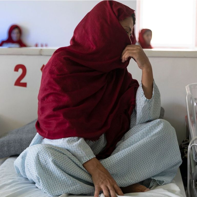 Una donna e il suo neonato in un ospedale di Emergency in Afghanistan