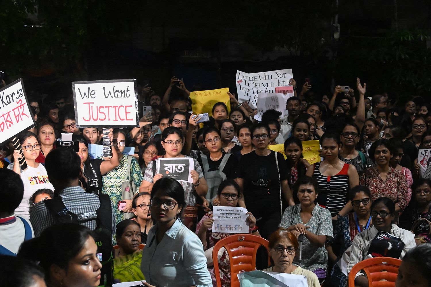 Proteste contro lo stupro e l'uccisione di una tirocinante
