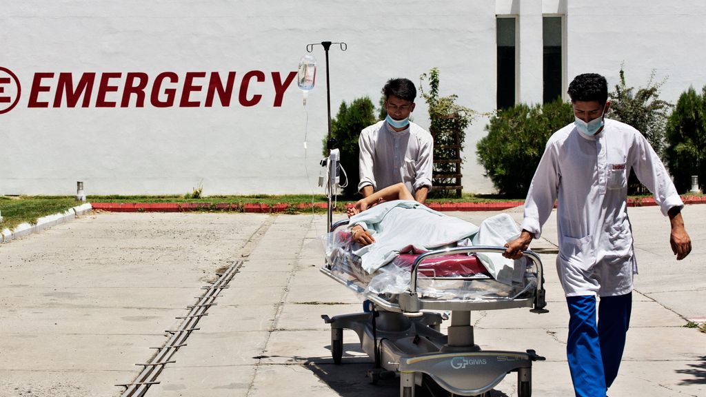 Personale di Emergency in Afghanistan e un paziente