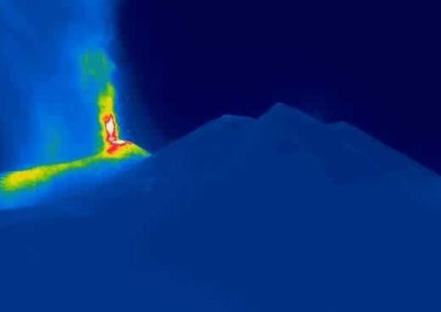 etna fontana lava nube cenere aeroporto catania