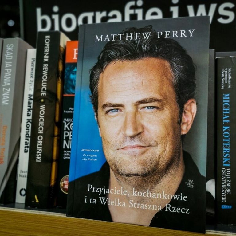 L'edizione polacca del libro di memorie di Matthew Perry "Friends, Lovers, and the Big Terrible Thing" è visibile in una libreria di Cracovia, in Polonia, il 3 novembre 2023