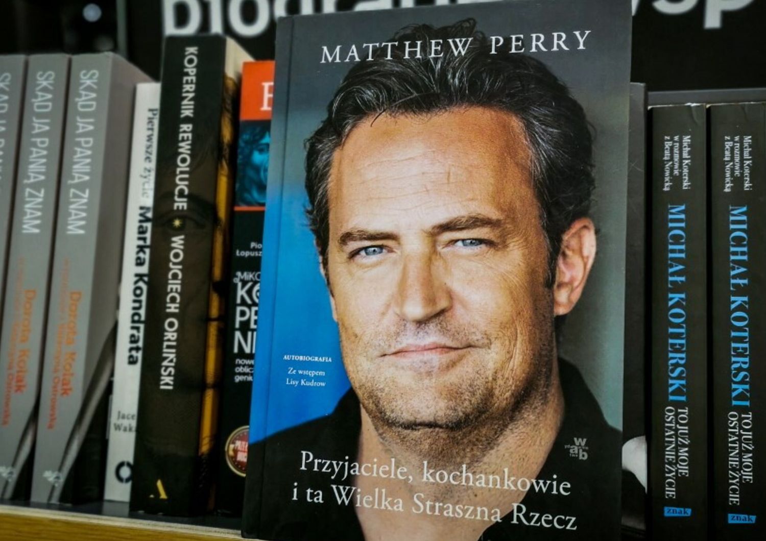 L'edizione polacca del libro di memorie di Matthew Perry "Friends, Lovers, and the Big Terrible Thing" è visibile in una libreria di Cracovia, in Polonia, il 3 novembre 2023