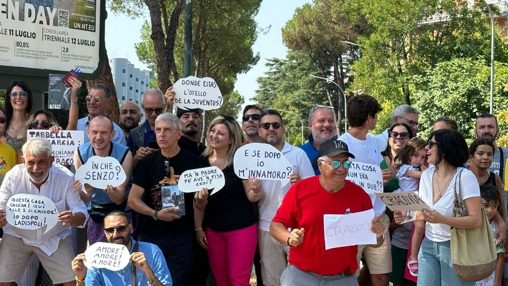 Il raduno dei fan in via Giovanni Conti