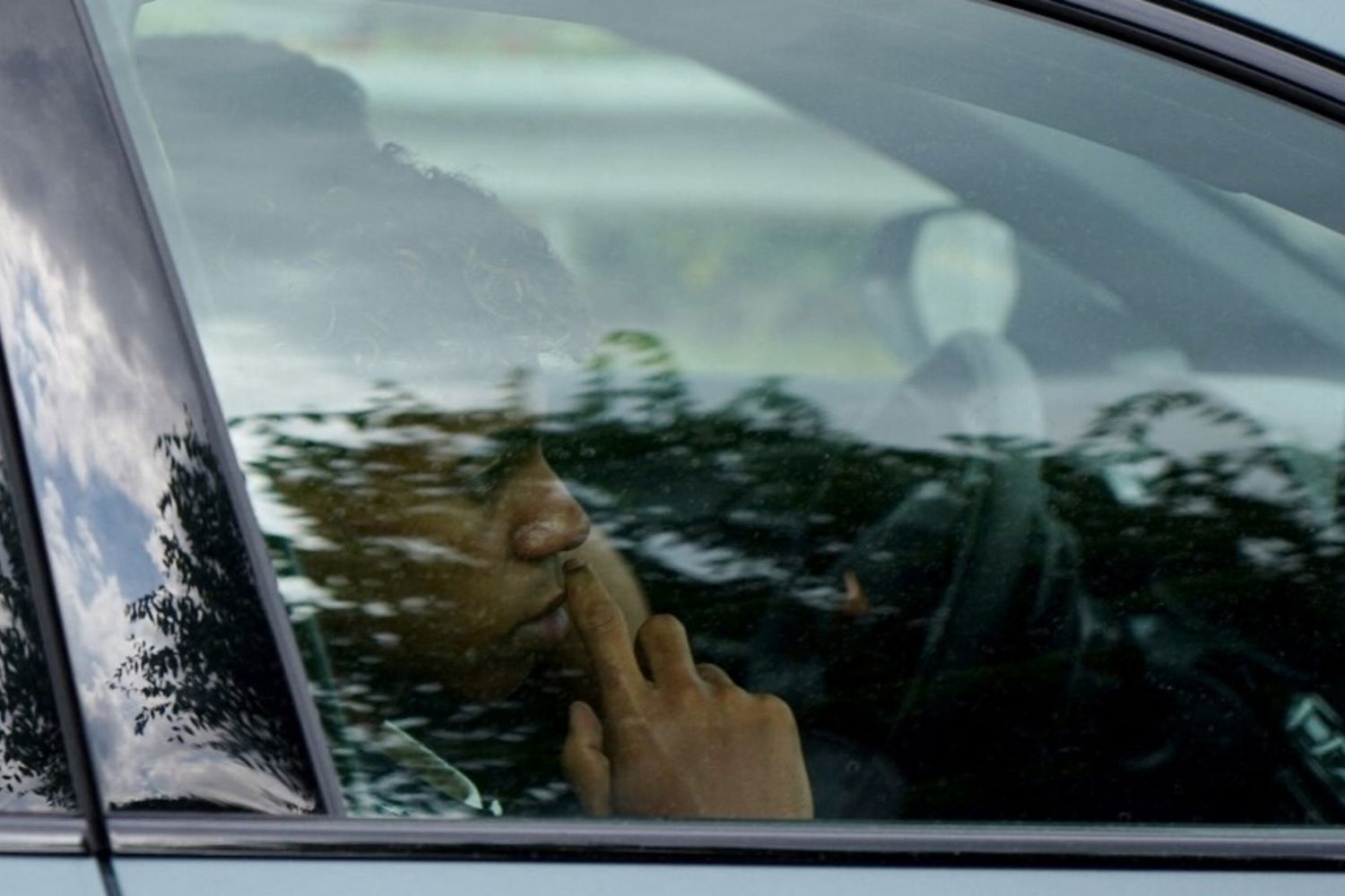 Il calciatore Lamine Yamal mentre lascia l'ospedale dove è ricoverato il padre
