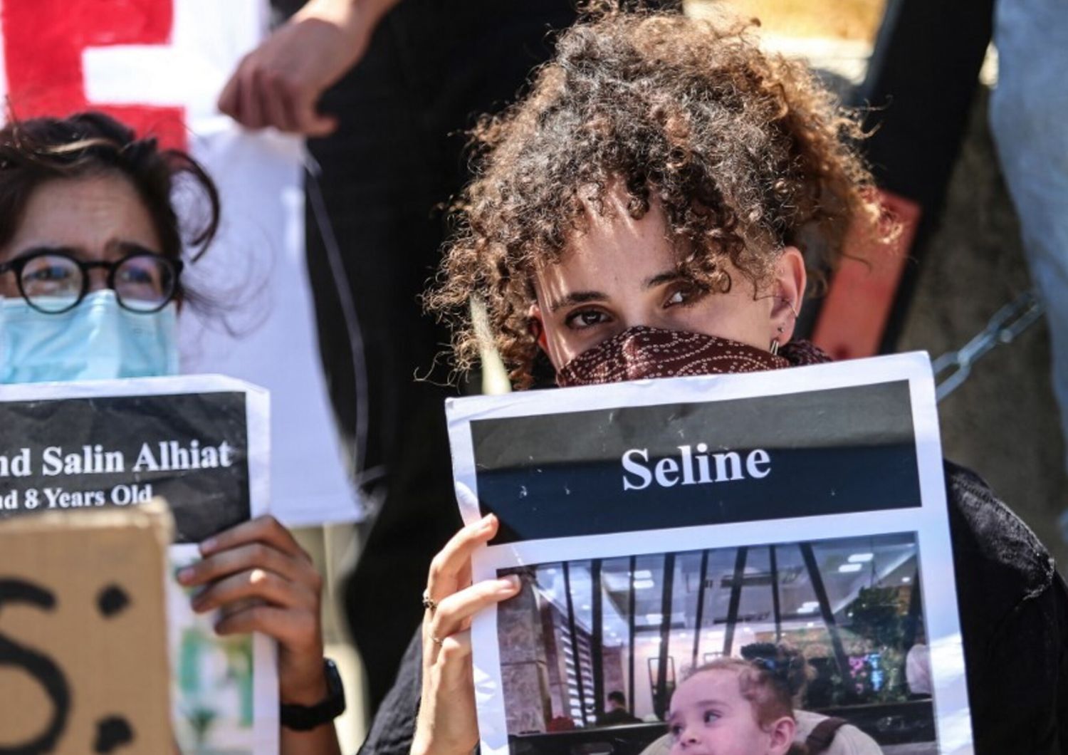 Manifestanti israeliani tengono cartelli durante una protesta per chiedere la fine della guerra a Gaza, durante la visita del ministro degli Esteri britannico David Lammy, a Gerusalemme, in Israele, il 16 agosto 2024