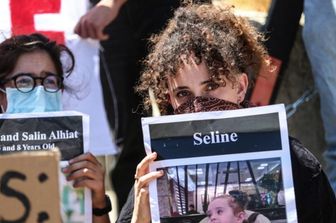 Manifestanti israeliani tengono cartelli durante una protesta per chiedere la fine della guerra a Gaza, durante la visita del ministro degli Esteri britannico David Lammy, a Gerusalemme, in Israele, il 16 agosto 2024