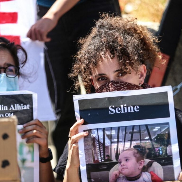 Manifestanti israeliani tengono cartelli durante una protesta per chiedere la fine della guerra a Gaza, durante la visita del ministro degli Esteri britannico David Lammy, a Gerusalemme, in Israele, il 16 agosto 2024