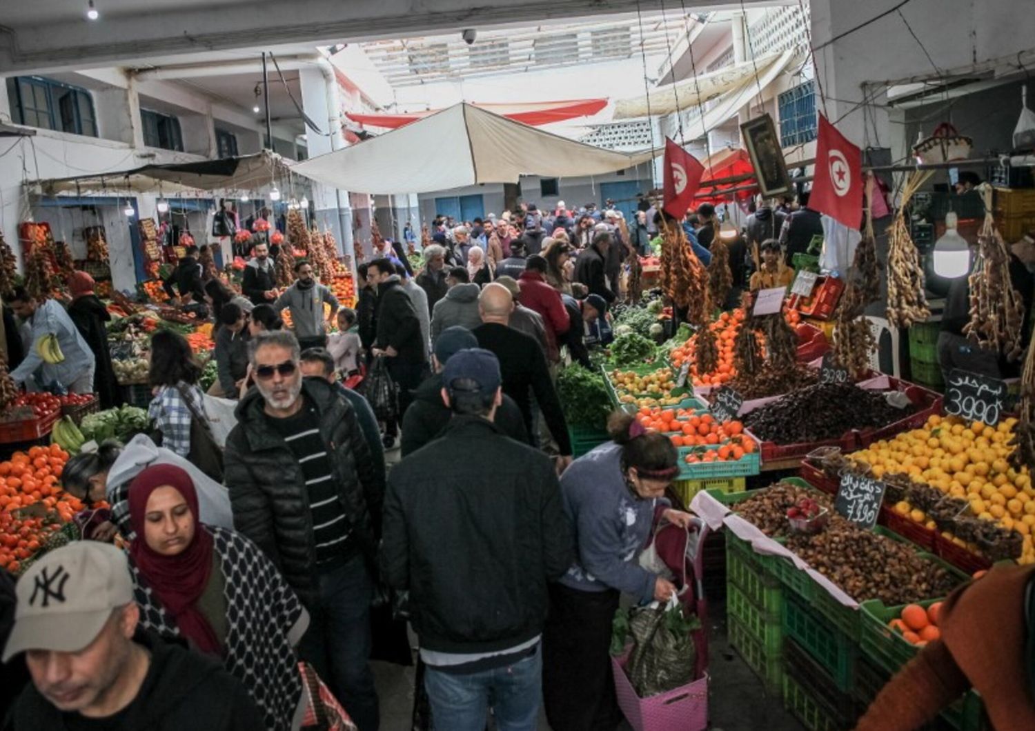 Les achats au marché du quartier de l'Ariana à Tunis, mars 2024