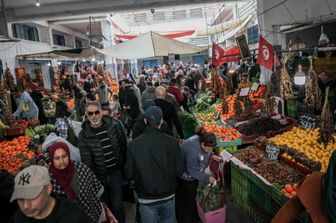 Les achats au marché du quartier de l'Ariana à Tunis, mars 2024