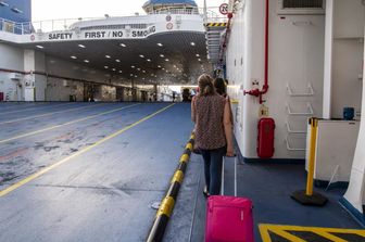 L'imbarco sui traghetti che attraversano lo stretto di Messina