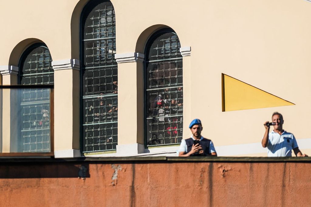 Viaggio nella bolgia di San Vittore. 9 detenuti in una cella