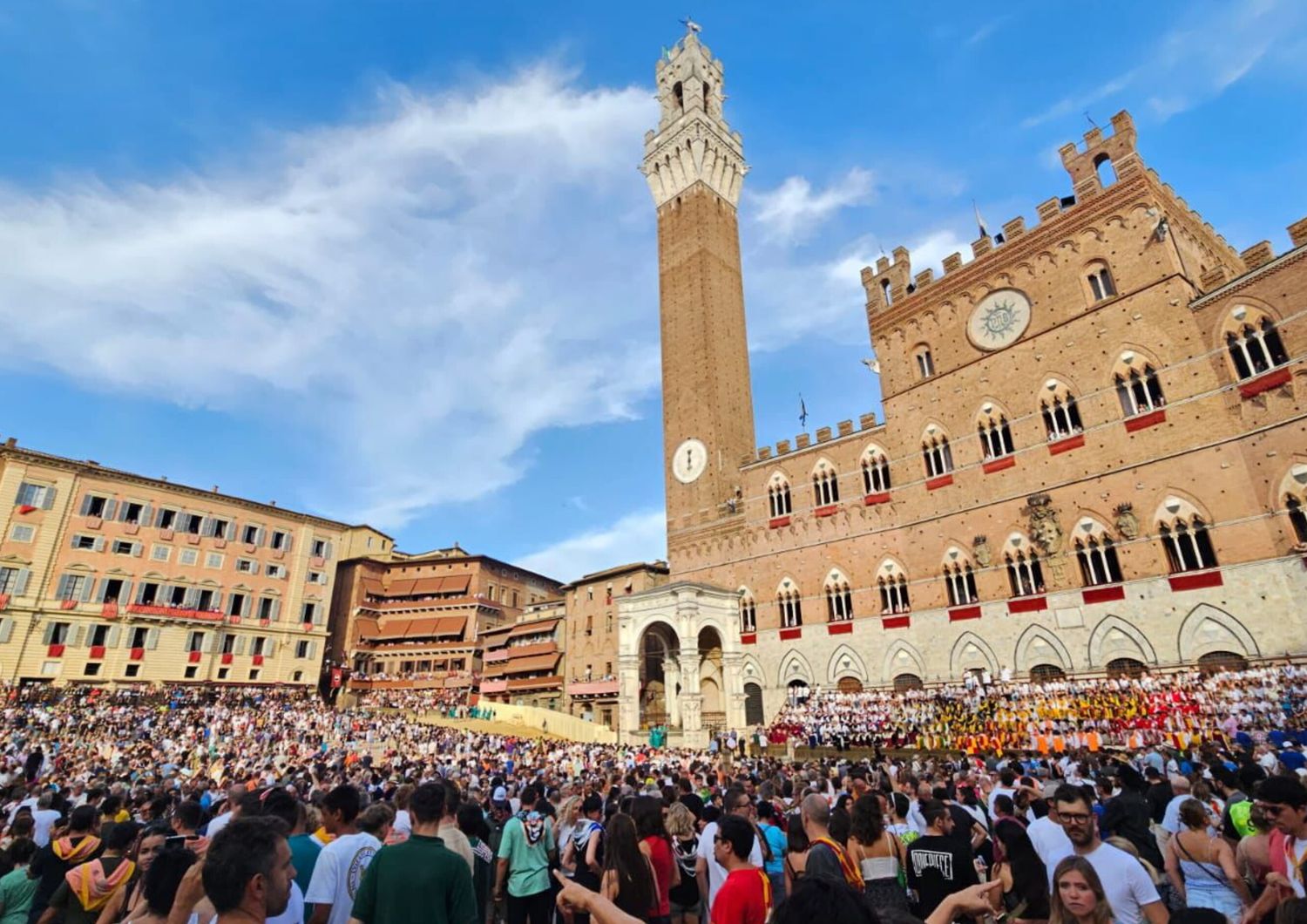 Piazza del Campo poco prima della corsa vinta dalla Lupa