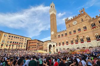 Piazza del Campo poco prima della corsa vinta dalla Lupa