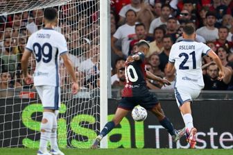 Messias realizza su respinta del portiere Sommer il gol del 2-2 tra Genoa e Inter