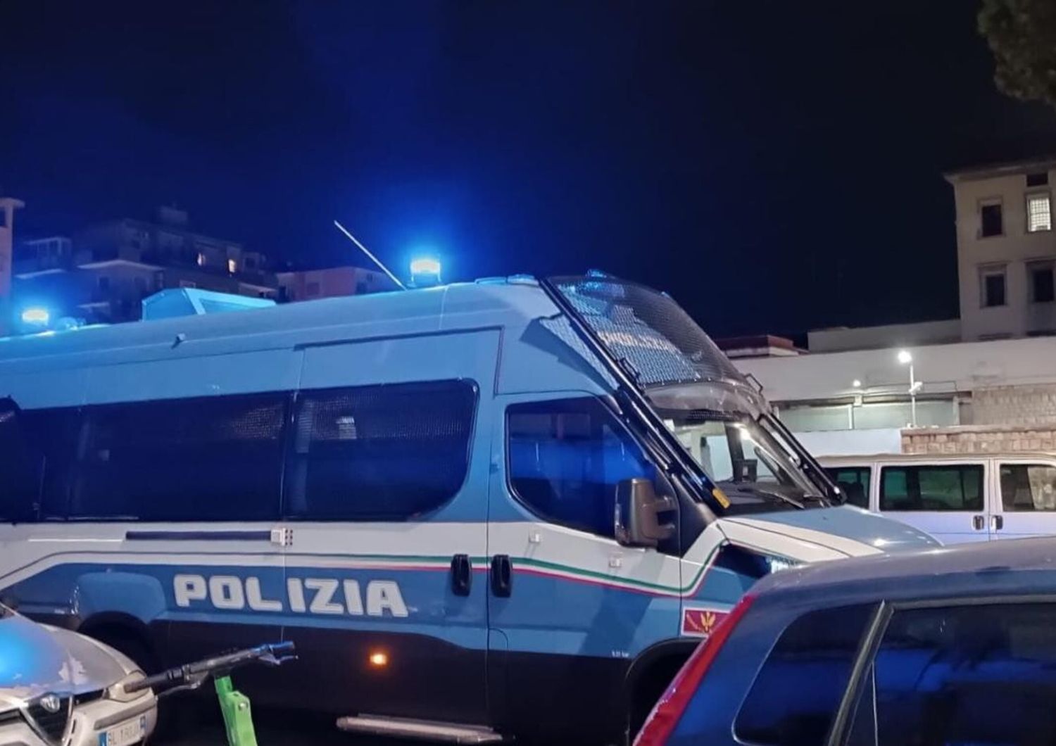 Camionette della polizia davanti al carcere 'Francesco Rucci' di Bari