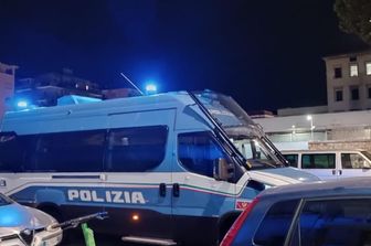 Camionette della polizia davanti al carcere 'Francesco Rucci' di Bari