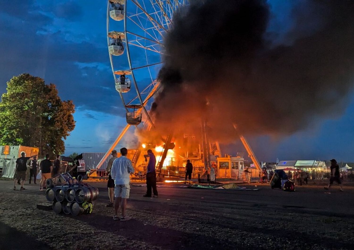 Un incendio è scoppiato su una ruota panoramica all'Highfield Festival sul lago Störmtha