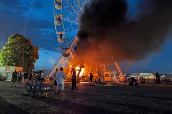 Un incendio è scoppiato su una ruota panoramica all'Highfield Festival sul lago Störmtha