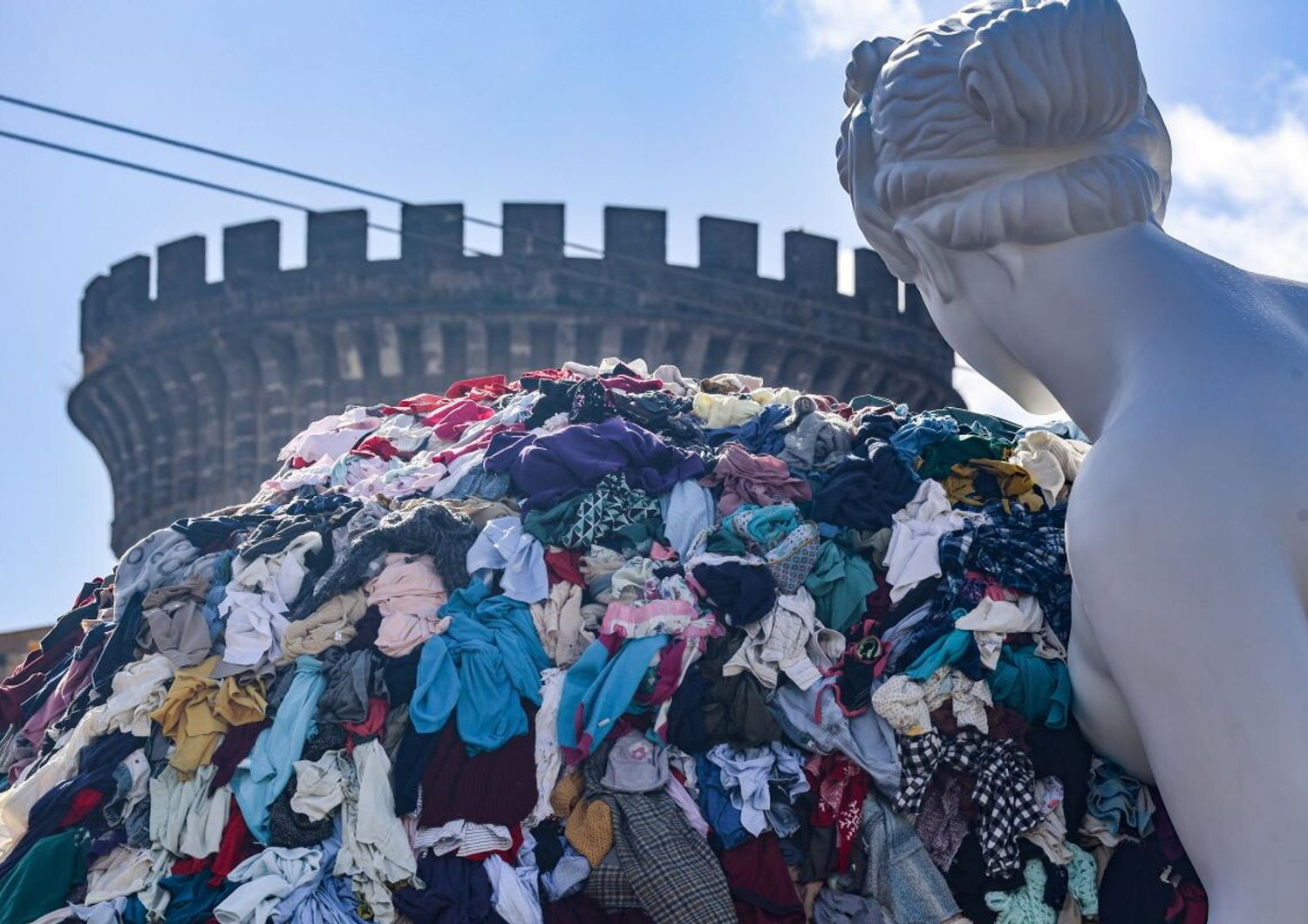 venere degli stracci lascia piazza municipio ma resta a napoli