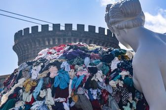 venere degli stracci lascia piazza municipio ma resta a napoli