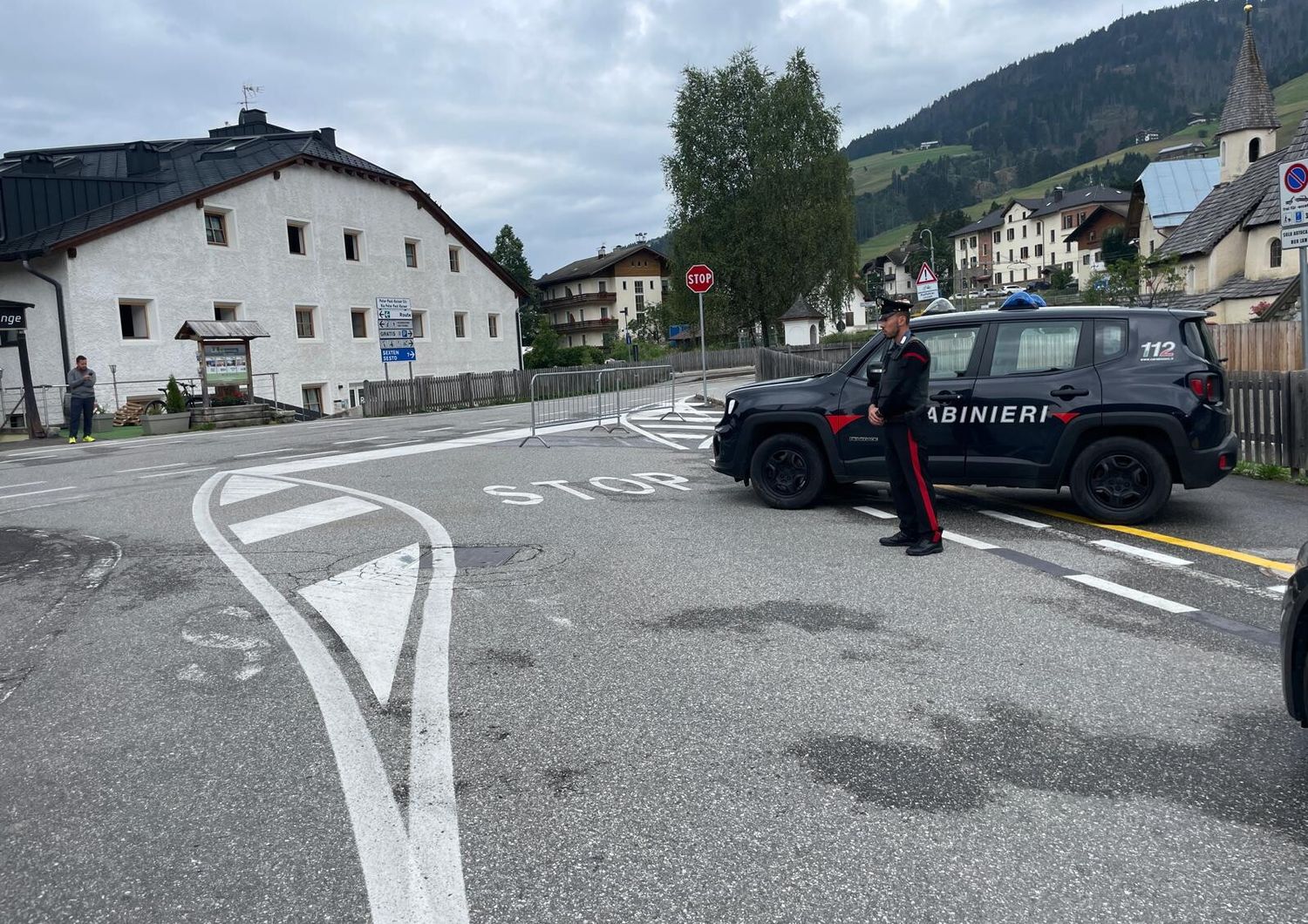 uomo uccide una donna in alto adige caccia a omicida