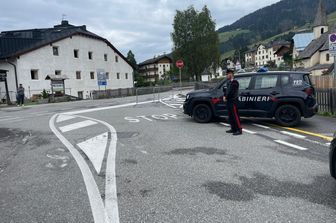 uomo uccide una donna in alto adige caccia a omicida