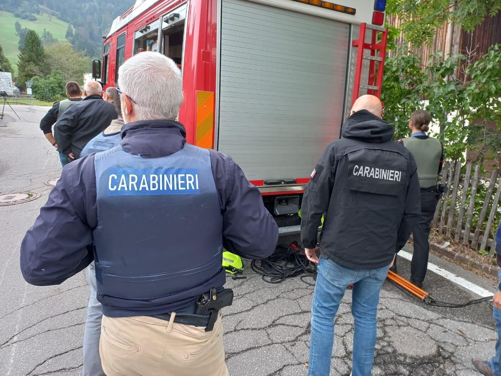 Uccide il padre e una vicina a San Candido, poi si barrica in casa e si toglie la vita