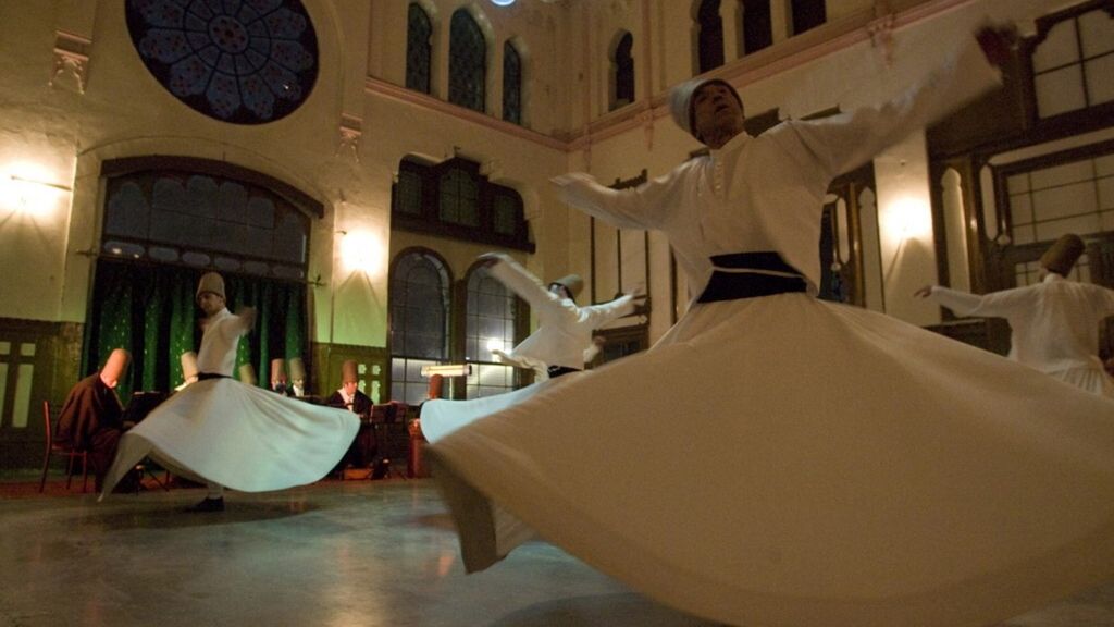 Les danseurs derviche à la gare de Sirkeci à l'occasion du départ de l'Orient Express