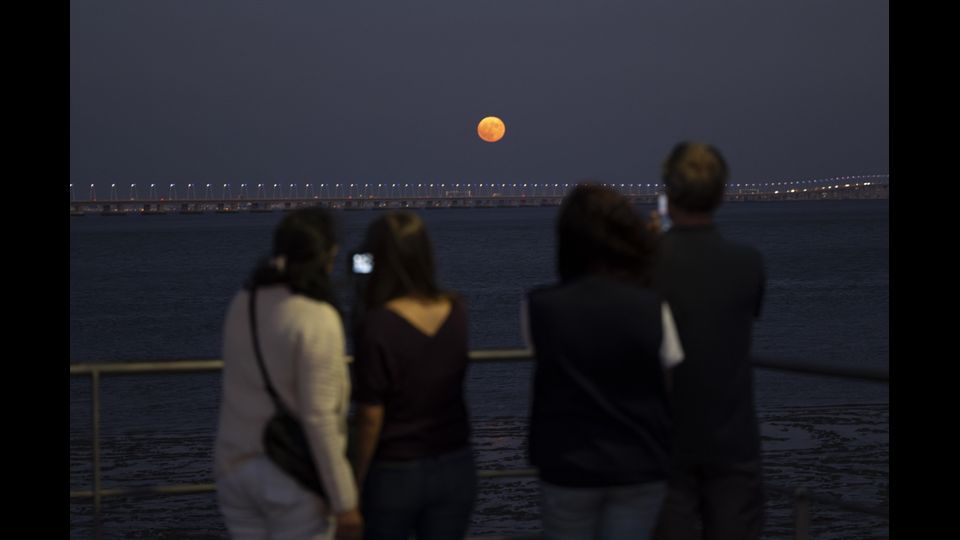 La superluna vista sul ponte Vasco da Gama di Lisbon