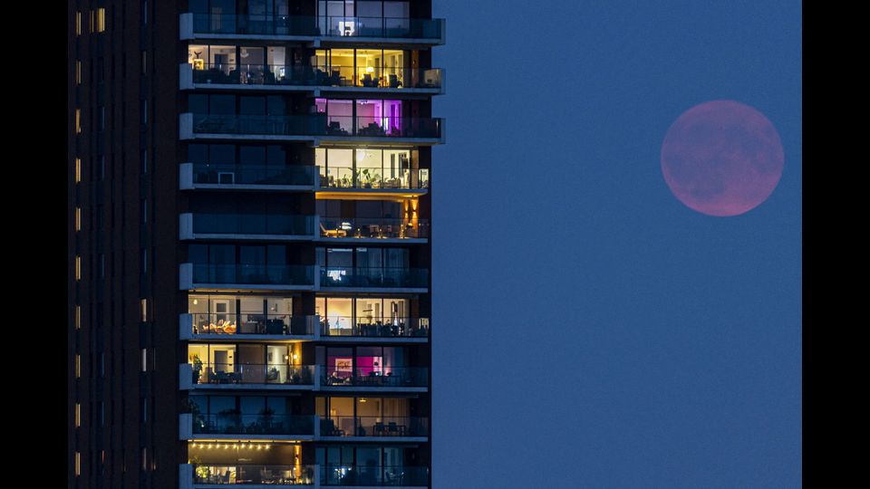 La superluna nei cieli olandesi