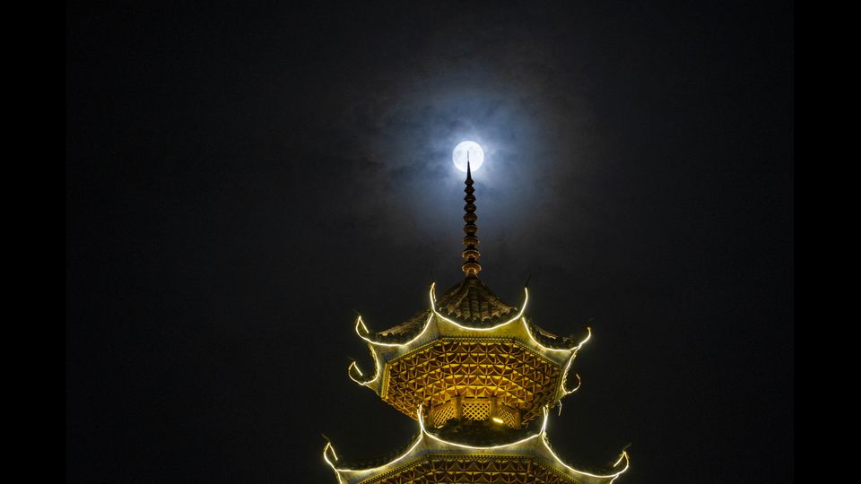 La superluna in Cina